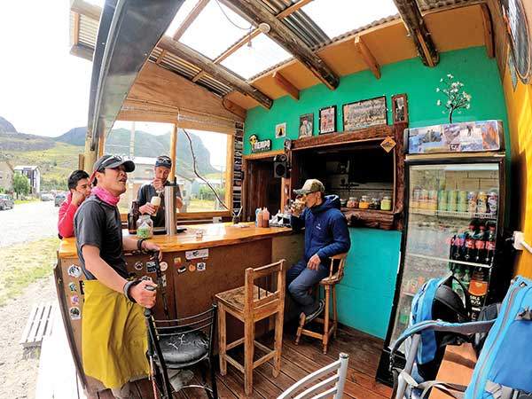 트레킹을 마치고 선술집에서 맥주 한 잔, 곳곳에 축구선수 메시의 사진이 붙어 있다.