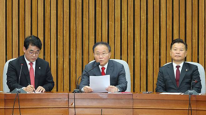 원내대책회의에서 발언하는 윤재옥 당 대표 권한대행