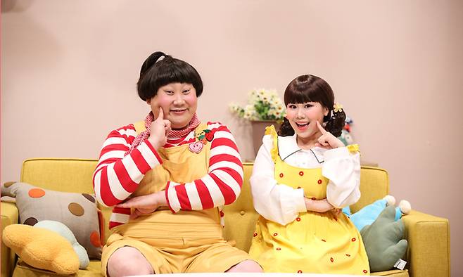 올해 방송 10년 차는 맞은 EBS 아동 교육 프로그램 ‘최고다! 호기심딱지’의 호빵이(박이안·오른쪽)과 호떡이(김원구)는 “방송을 통해 많이 배우고 성장할 수 있었다”며 “어린이 교육 프로그램이 줄고 있는 점이 안타까우며 어린이들을 위해 그런 프로그램이 계속 제작되기를 바란다”고 말했다. EBS 제공
