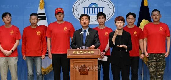 17일 여의도 국회 소통관에서 해병대예비역연대가 제21대 국회 ‘채상병 특검법’ 처리 촉구 기자회견을 하고 있다.2024.4.17.안주영 전문기자