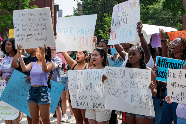 미국의 ‘어퍼머티브 액션(Affirmative Action)’을 지지하는 유색인종 학생들이 지난해 7월 1일 하버드대에서 연방대법원의 위헌 판결을 규탄하는 내용의 피켓을 든 채 구호를 외치고 있다. AFP연합뉴스