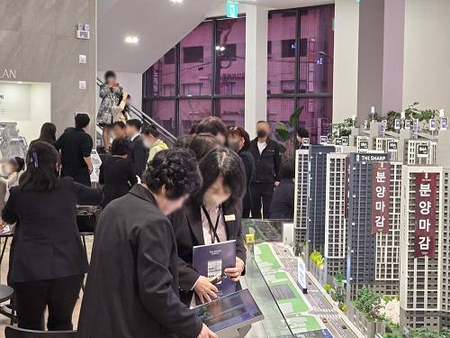 <더샵 금정위버시티의 견본주택 내부 모습. 단지는 분양 마감을 눈앞에 두고 있다>