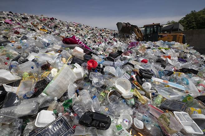 코로나19 이후 플라스틱 사용량이 크게 늘면서 쓰레기 처리 문제가 심각해졌다. 2020년 5월 경기도 수원자원순환센터에 폐플라스틱이 쌓여 있다. ⓒ시사IN 조남진