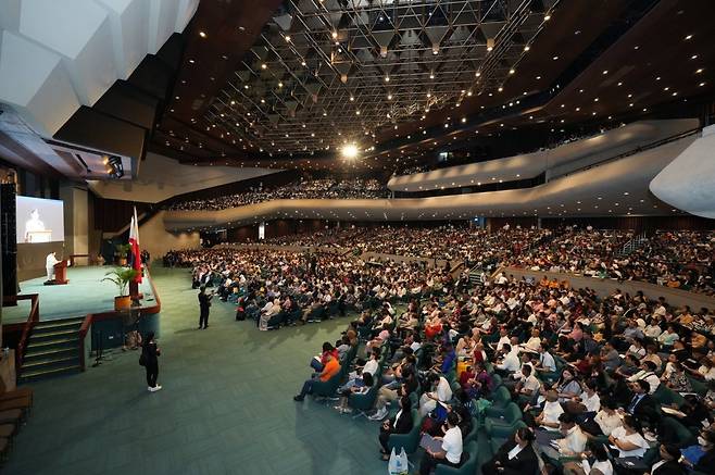 지난 20일 필리핀 국제컨벤션센터에서 열린 ‘2024 대륙별 신천지 말씀대성회’에서 신천지예수교회 이만희 총회장의 강연을 듣고 있는 청중들의 모습. 사진제공｜신천지예수교회