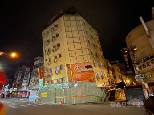 지진으로 기울어진 대만 화롄현 푸카이 호텔 [대만 중앙통신사 캡처. 재판매 및 DB 금지]
