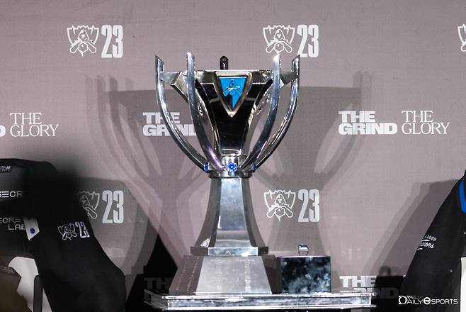 24년 LoL 월드 챔피언십 우승 트로피인 '소환사의 컵'