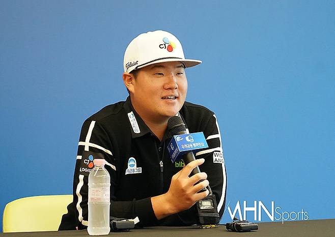 임성재가 24일 열린 우리금융 챔피언십 공식 기자회견에 참석해 출전 소감을 밝히고 있다.