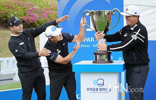 임성재가 24일 열린 우리금융 챔피언십 포토콜 행사에 임하고 있다.