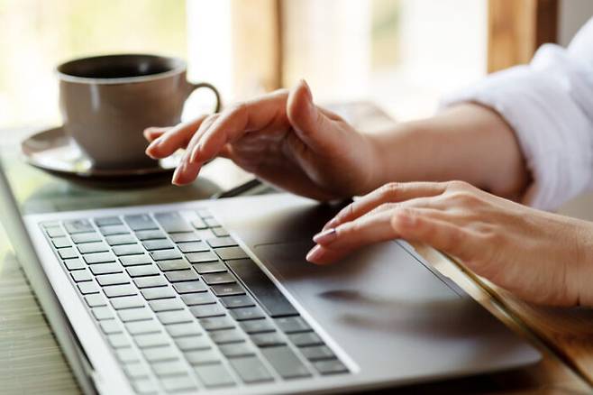 사무실에서 일하는 직장인들에게 키보드는 뗄 수 없는 존재지만 관리를 소홀히 하기 쉽다. [사진=게티이미지뱅크]