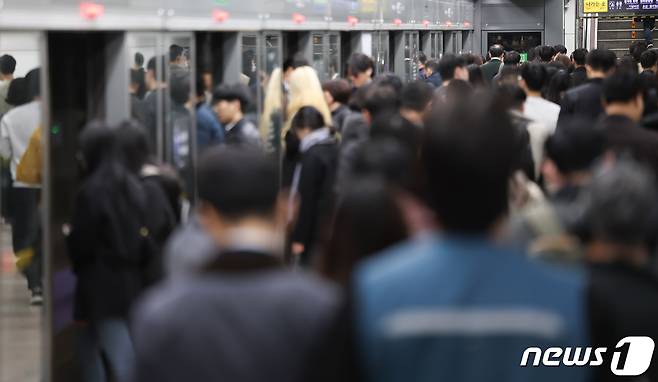 지난 달 서울 광화문역에서 시민들이 지하철을 이용해 출근하고 있다. ⓒ News1 김도우 기자