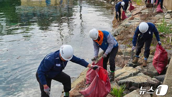 SK오션플랜트 직원들이 경남 고성군 동해면 사업장 인근 해안가 쓰레기를 수거하고 있다.(SK오션플랜트 제공)