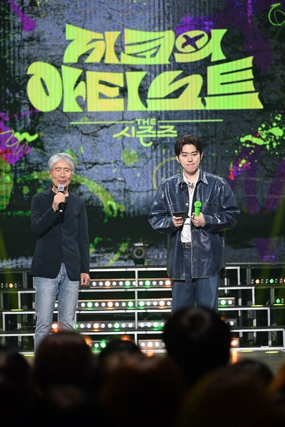 두 번째 게스트로 선 최백호(왼쪽)는 생일 파티를 열어준 지코에게 "생일이 아니다"라고 고백해 웃음을 자아냈다. /KBS