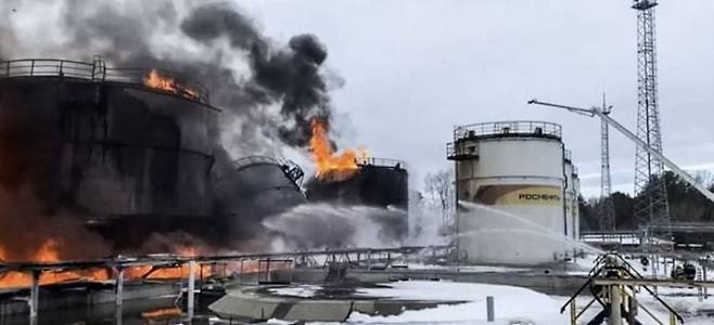 지난 1월19일 우크라이나 드론의 공격을 받은 러시아 브랸스크의 유류창고에 화재가 발생한 모습.[이미지출처=연합뉴스]