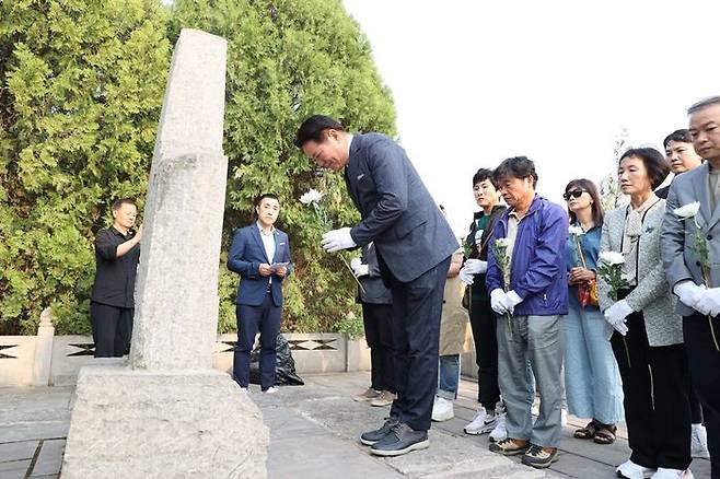 최대호 안양시장이 지난 21일 중국 한단시 조선의용군열사기념관을 방문해 참배하고 있다.ⓒ안양시 제공