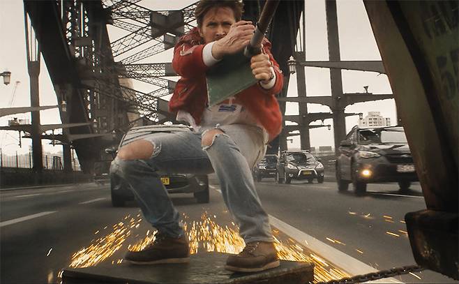 영화 ‘스턴트맨’에서 주인공 콜트(라이언 고슬링)가 달리는 트럭에 매달리는 액션을 선보이고 있다. 유니버설 픽처스 제공