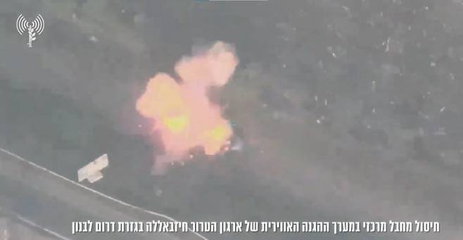 23일(현지 시간) 이스라엘군(IDF)이 레바논의 친이란 무장단체 헤즈볼라 항공부대의 지휘관급 인사인 후세인 알리 아즈쿨을 제거했다며 공개한 영상. 영상에 따르면 IDF는 무인기(드론) 공격을 통해 아즈쿨이 탑승한 차량을 폭격했다. IDF X(옛 트위터) 캡처