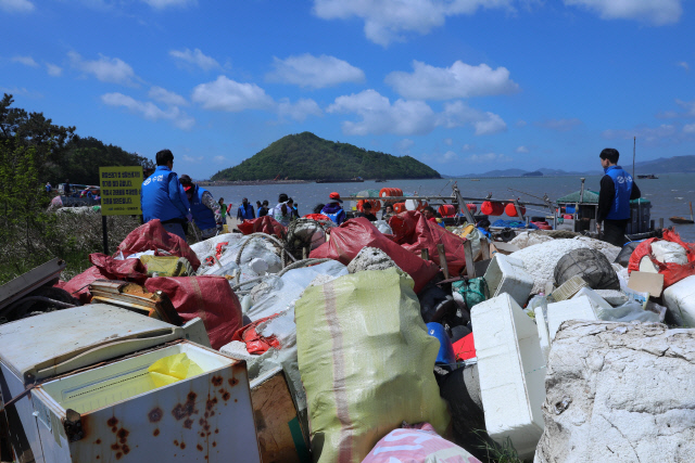 수협중앙회는 24일 전남 신안군 압해읍에서 '함께海 플로깅' 행사를 열고 참가자들과 함께 해안가를 청소했다. <수협중앙회 제공>