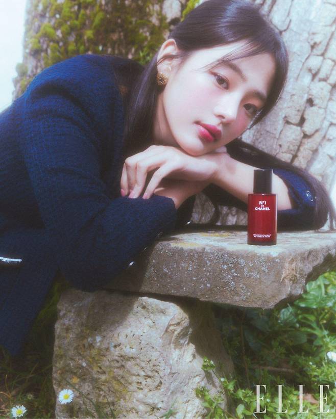 항산화 기능이 뛰어난 프로토카테큐산 등 레드 까멜리아 추출물을 풍부하게 함유해 피부 활력을 강화하고 유해한 외부 환경으로부터 피부 손상을 막아준다. N°1 DE CHANEL 레드 까멜리아 세럼, 50ml 22만원, 100ml 28만6천원, Chanel.