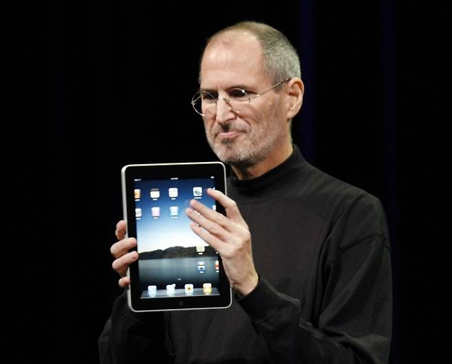 지난 2010년 1월27일 미국 샌프란시스코에서 스티브 잡스 당시 애플 CEO가 iPad를 선보이고 있다. AP연합뉴스