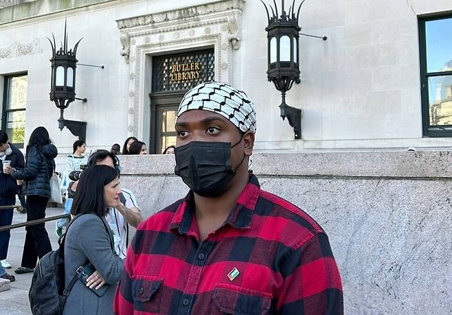 컬럼비아대 학생 카이마니 제임스가 천막 농성의 취지 등에 대해 설명하고 있다.