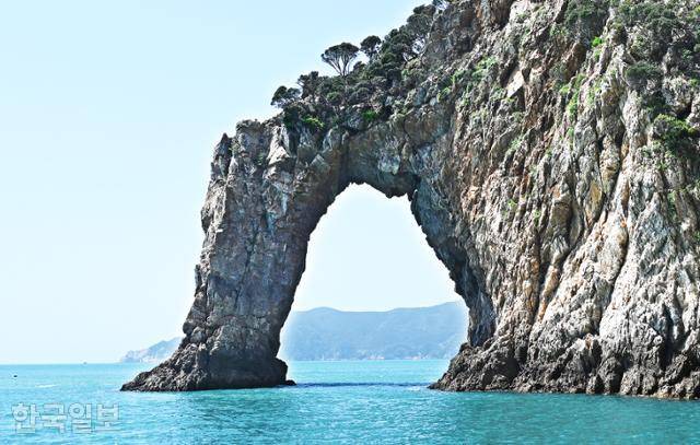 영산도의 진짜 명품은 마을 뒤편에 감춰져 있다. 선상투어로만 볼 수 있는 코끼리 바위.