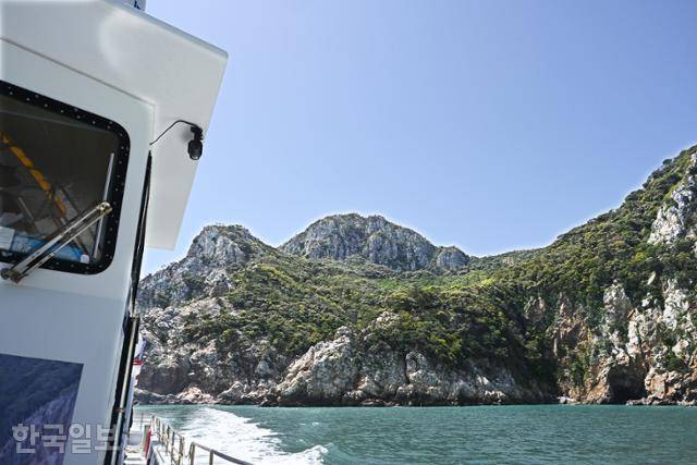 선상투어 프로그램을 이용하면 영산도의 감춰진 해안 절경을 두루 감상할 수 있다.