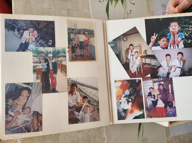 세월호 참사 희생자 고 김제훈군 가족 앨범. 제훈군의 어린 시절이 고스란히 담겨 있다. 원다라 기자