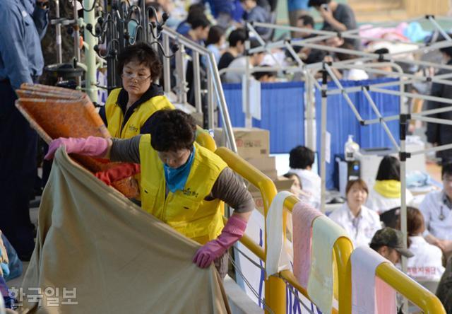 2014년 4월 23일 오후 가족들이 대기하고 있는 진도실내체육관에서 자원봉사자들이 청소를 하고 있다. 왕태석 기자