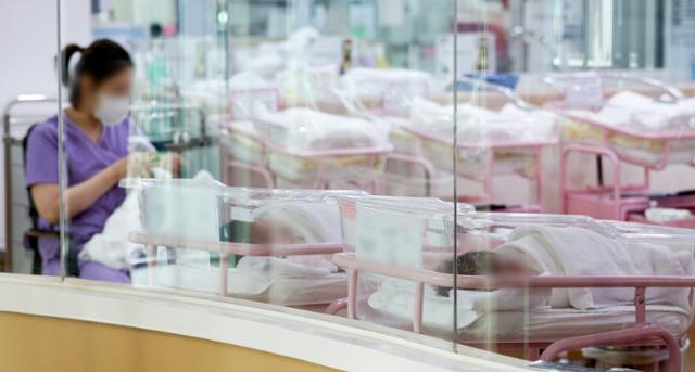 지난 2월 28일 서울의 한 산후조리원 신생아실에서 간호사 등 관계자가 신생아를 돌보고 있다. 연합뉴스