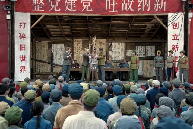 넷플릭스 드라마 '삼체'는 문화혁명의 광풍이 불던 1960년대 중국을 이야기의 출발점으로 두고 있다. 문화혁명 당시 홍위병의 반동 처형 장면은 중국인들의 반발을 샀다. 넷플릭스 제공