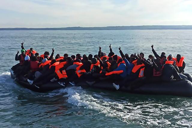 23일 영불해협에서 5명이 익사하는 비극이 발생한 고무보트가 다시 영국으로 가려는 난민들을 싣고 항해를 계속하고 있다. AP 연합뉴스