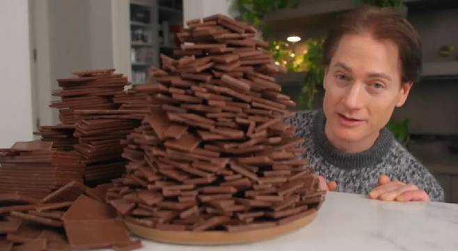 ‘회춘 실험’으로 유명한 40대 억만장자 브라이언 존슨(46)이 매일 초콜릿을 먹는다고 밝혔다./사진=유튜브 채널 ‘Bryan Johnson’
