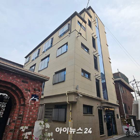 '귀화' 중국인 집주인 H씨(41)이 전세 보증금을 돌려주지 않고 경매에 넘어간 서울 관악구 봉천동의 다가구주택 '골*하우스' [사진=이효정 기자 ]