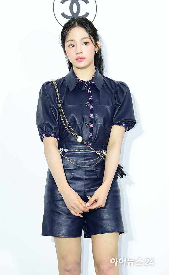 '살짝 굳은 표정' 그룹 뉴진스 민지가 23일 오후 서울 성동구 성수동 인근에서 열린 샤넬 루쥬 알뤼르 팝업 행사에 참석하고 있다. [사진=정소희 기자]