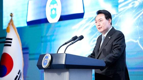 윤석열 대통령이 2023년 7월 5일 오전 서울 강남구 과학기술회관에서 열린 제1회 세계 한인 과학기술인 대회 개회식에 참석해 축사하고 있다. 뉴스1