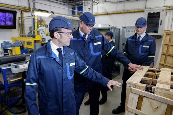 2024년 4월 11일(이하 현지시간) 에마뉘엘 마크롱 프랑스 대통령이 프랑스 남서부 베르주라크에 새로 연 탄약 생산시설을 둘러보고 있다. EPA=연합