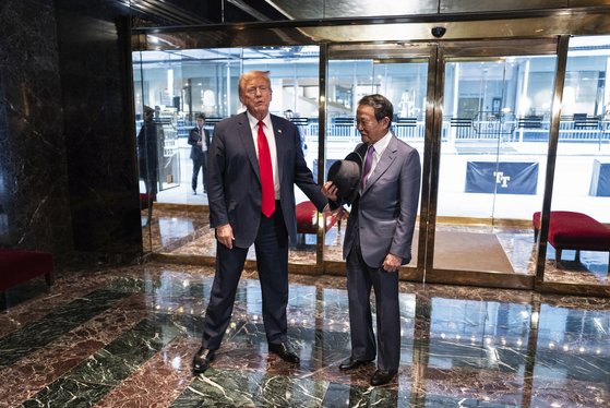 23일(현지시간) 미국 뉴욕 트럼프타워에서 도널드 트럼프 전 미국 대통령과 아소 다로 전 일본 총리가 만났다. AP=연합뉴스
