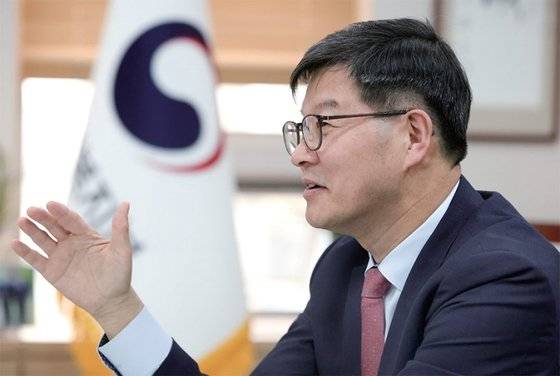 이기일 보건복지부 1차관이 기초연금 도입 10주년을 맞아 월간중앙과 인터뷰를 하고 있다.