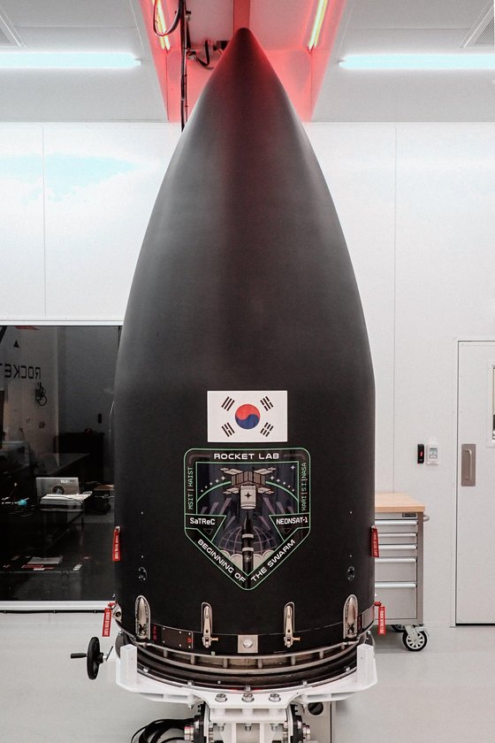 24일 성공적으로 우주 궤도에 안착한 한국 최초 '초소형 군집위성'. 발사를 맡은 뉴질랜드 업체 로켓랩은 이번 프로젝트를 'B.T.S(Beginning Of The Swarm, 군집의 시작)'라는 이름을 붙였다. 연합뉴스