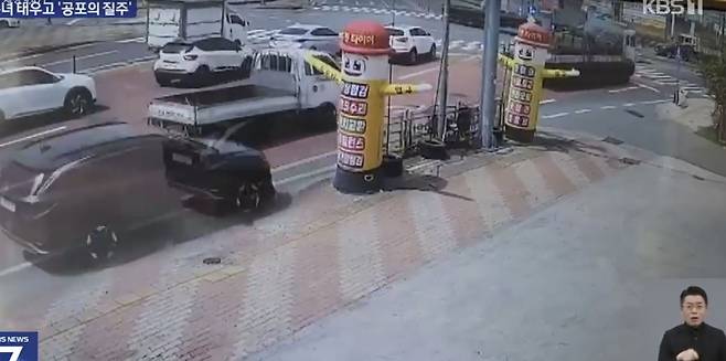 60대 운전자 A씨가 몰던 SUV 차량이 도로 옆 표지판과 가드레일을 들이받은 뒤 전복됐다. 사진 KBS 방송화면 캡처