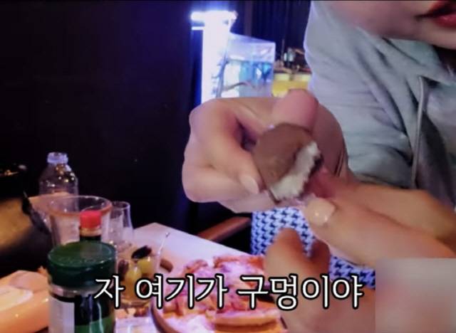 ▲ 한 유튜버가 외국인에게서 받은 주사 자국이 난 초콜릿. [유튜브 채널 ‘빛나는 가경이’ 갈무리]