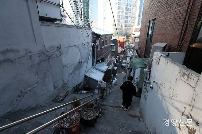 지난해 12월 서울 시내 한 쪽방촌에서 한 시민이 가파른 계단을 내려가고 있다. 조태형 기자