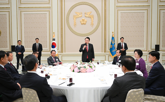 President Yoon Suk Yeol, center, speaks at a luncheon held for outgoing People Power Party lawmakers at the Blue House in Jongno District, central Seoul, on Wednesday. [PRESIDENTIAL OFFICE]