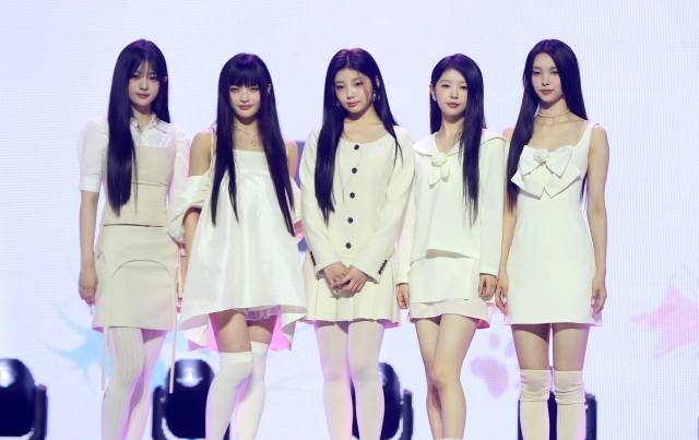 그룹 아일릿이 지난달 25일 오후 서울 용산구 블루스퀘어에서 열린 첫 번째 미니 앨범 '슈퍼 리얼 미(SUPER REAL ME)' 쇼케이스에서 포즈를 취하고 있다.
