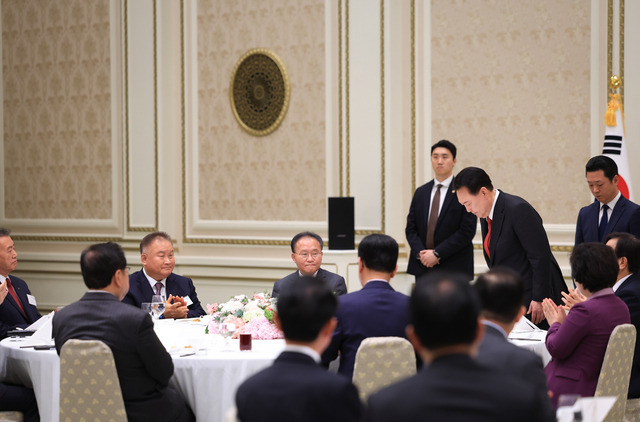 윤석열 대통령이 24일 청와대 영빈관에서 열린 국민의힘 의원 격려 오찬에서 모두발언을 마친 뒤 인사하고 있다. 대통령실 제공