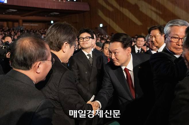 윤석열 대통령이 1일 서울 중구 이화여고 유관순기념관에서 열린 제105주년 3·1절 기념식을 마치고 나오며 이재명 더불어민주당 대표와 악수하고 있다.