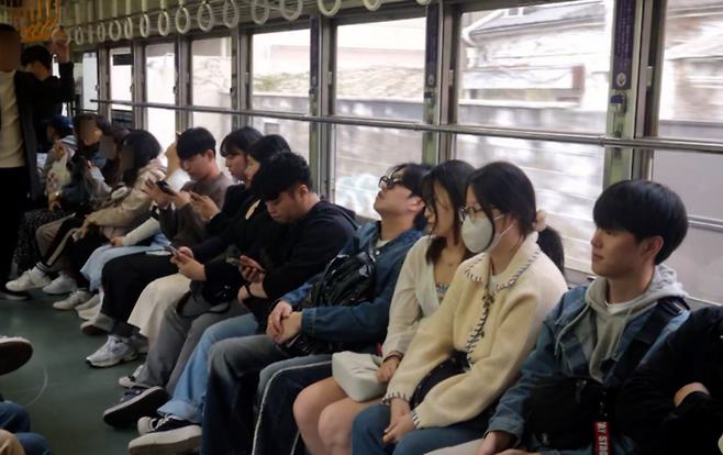란덴 열차에 탑승한 청년들 / 사진=김혜성 여행+ 기자