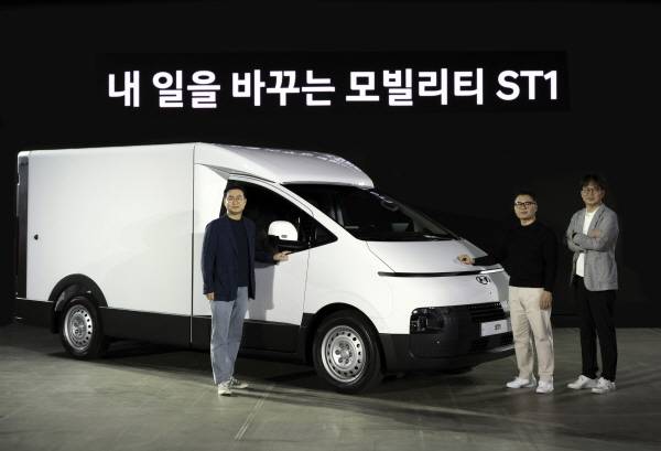 ST1 미디어 발표회에서 (왼쪽부터)현대자동차 국내사업본부장 정유석 부사장, 현대자동차 PBV사업실 민상기 실장, 현대자동차 PBV 디벨롭먼트실 오세훈 상무가 기념 촬영을 하고 있는 모습 [사진제공=현대차]