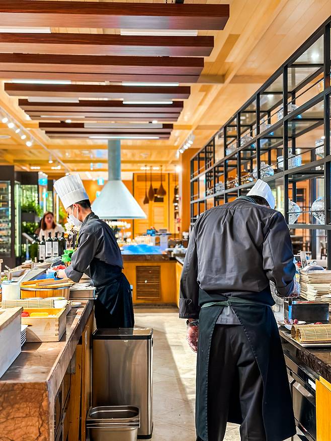 셰프들이 즉석에서 요리를 제공하는 모습 / 사진=권효정 기자