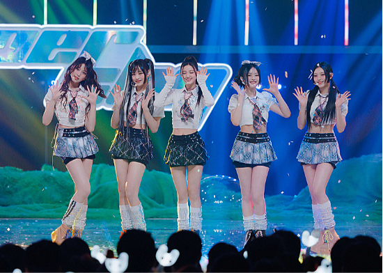 K팝 걸그룹 최초로 미국 최대 새해맞이 행사 중 하나인 ABC방송 ‘뉴 이어스 로킹 이브 2024’에 출연한 뉴진스.(딕 클라크 프로덕션 제공)